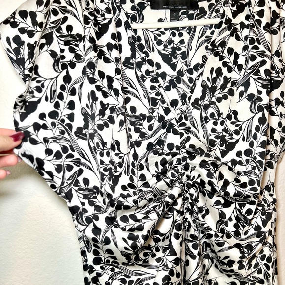 White House Black Market Black and White Floral Blouse. Size S. Great Condition. - Picture 3 of 7